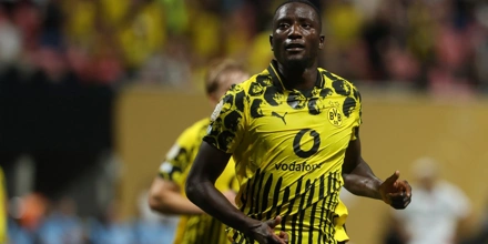 Bundesliga: Διπλό η Ντόρτμουντ στο Άουγκσμπουργκ serhou-guirassi-dortmund.jpg