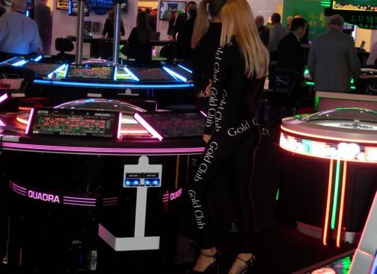 Casino-blonde-lady-ICE-2016-roulette