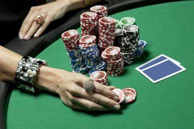 poker-chips-woman-hand